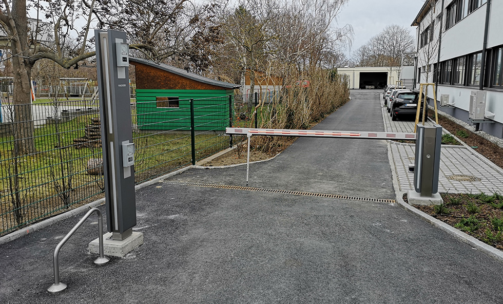 Parking barrier ASD-P 400 with monitoring laser instead of induction loops, LED bar lighting and with matching pedestal ASD LKW/PKW-S